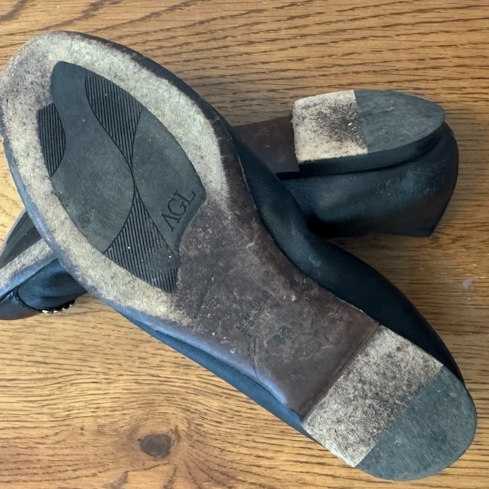 AGL Women's Black Leather Ballet Flats size 8